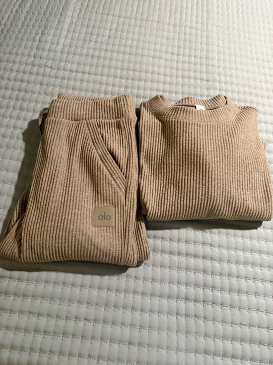 ALO Yoga Pants - ALO Muse set size small